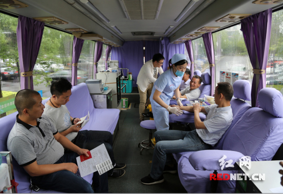 湘潭市公务员积极带头参加无偿献血